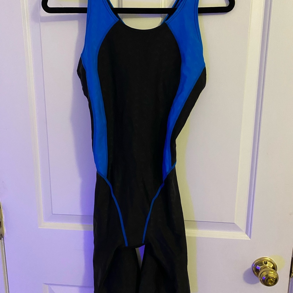 Woman’s kneeskin Swimsuit